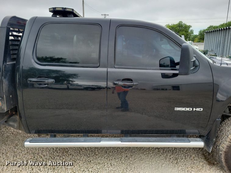 image for item DN6340 2013 GMC Sierra 3500HD  Crew Cab flatbed pickup truck with fuel delivery system