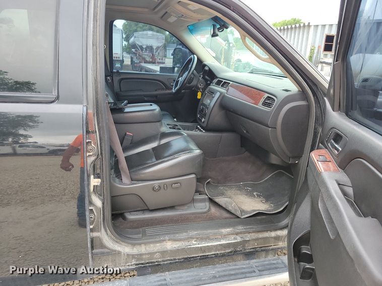 image for item DN6340 2013 GMC Sierra 3500HD  Crew Cab flatbed pickup truck with fuel delivery system