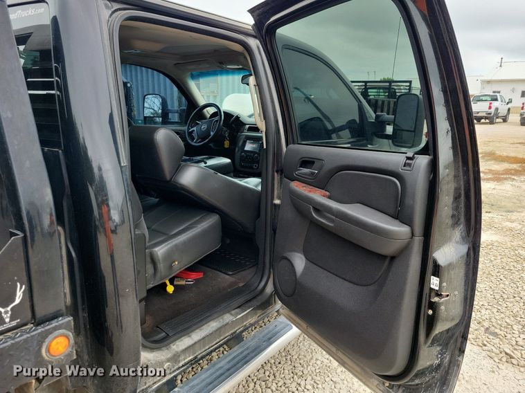 image for item DN6340 2013 GMC Sierra 3500HD  Crew Cab flatbed pickup truck with fuel delivery system