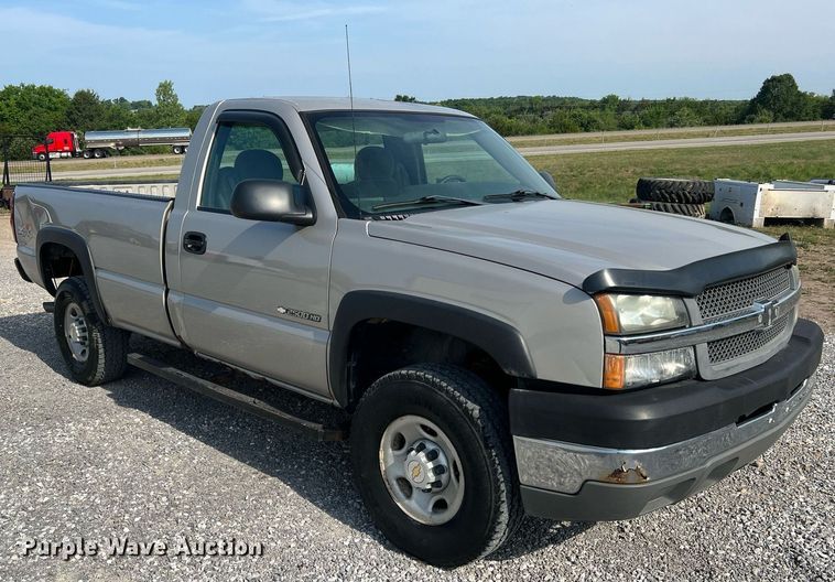 image for item DO2199 2004 Chevrolet Silverado 2500HD  pickup truck