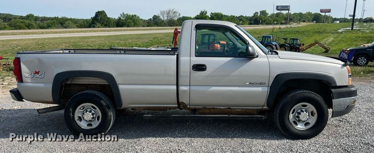 image for item DO2199 2004 Chevrolet Silverado 2500HD  pickup truck