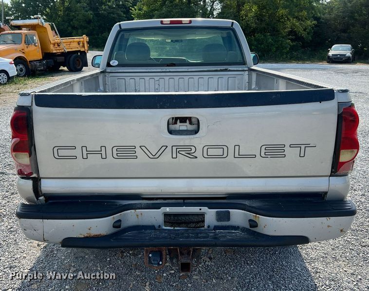 image for item DO2199 2004 Chevrolet Silverado 2500HD  pickup truck