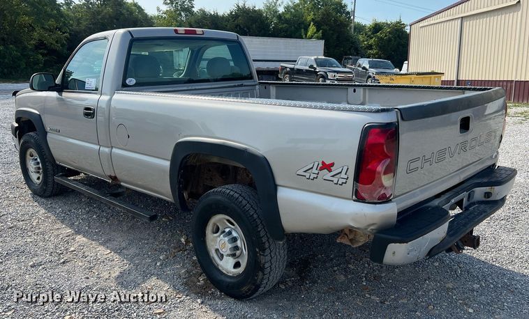 image for item DO2199 2004 Chevrolet Silverado 2500HD  pickup truck