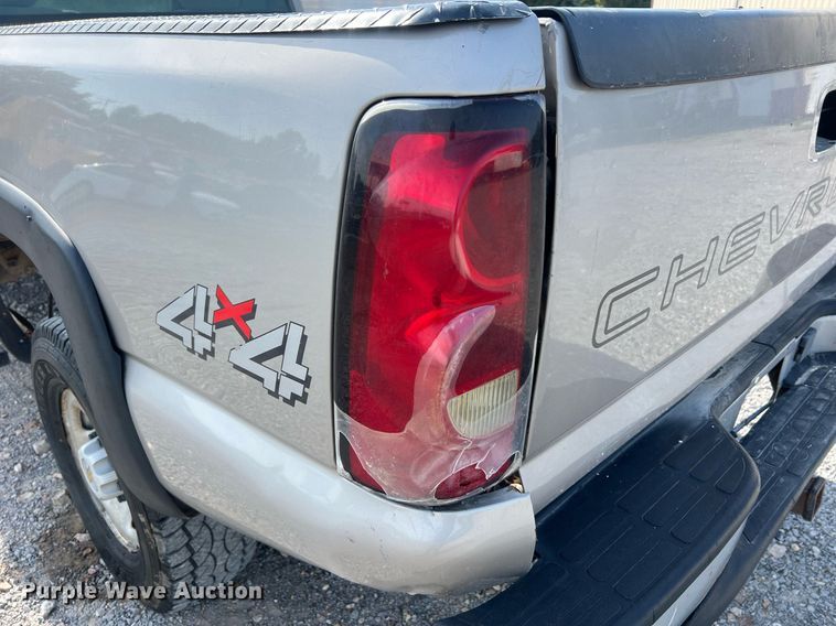 image for item DO2199 2004 Chevrolet Silverado 2500HD  pickup truck