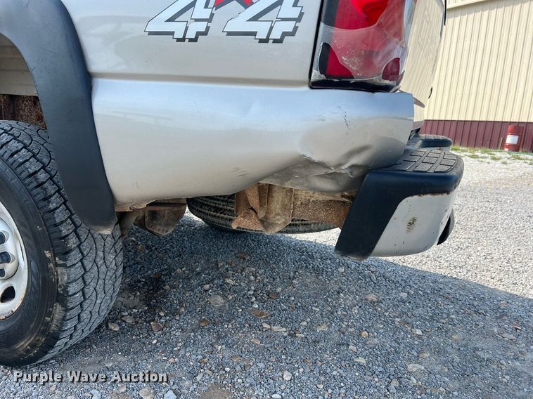 image for item DO2199 2004 Chevrolet Silverado 2500HD  pickup truck