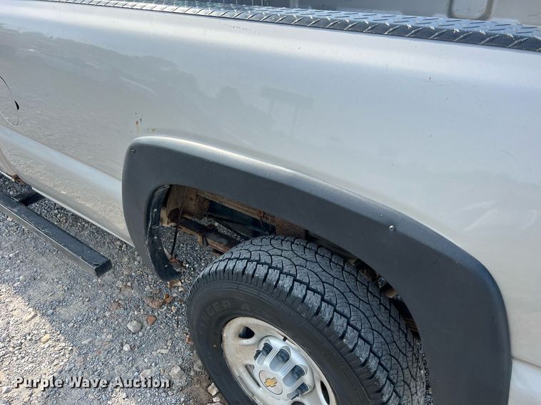 image for item DO2199 2004 Chevrolet Silverado 2500HD  pickup truck