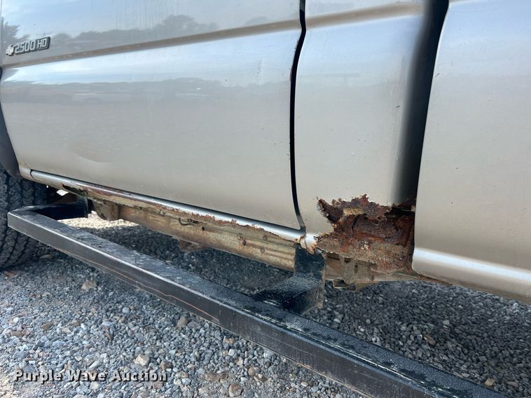image for item DO2199 2004 Chevrolet Silverado 2500HD  pickup truck