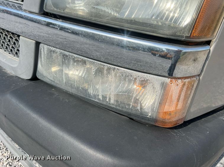 image for item DO2199 2004 Chevrolet Silverado 2500HD  pickup truck