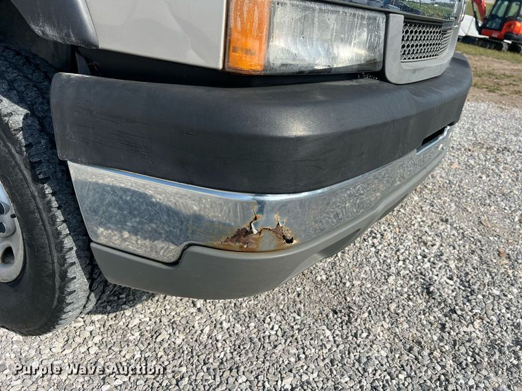 image for item DO2199 2004 Chevrolet Silverado 2500HD  pickup truck
