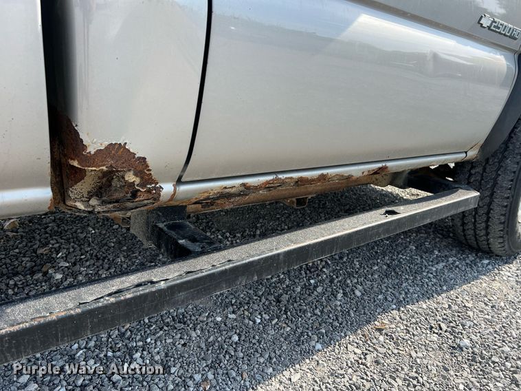 image for item DO2199 2004 Chevrolet Silverado 2500HD  pickup truck