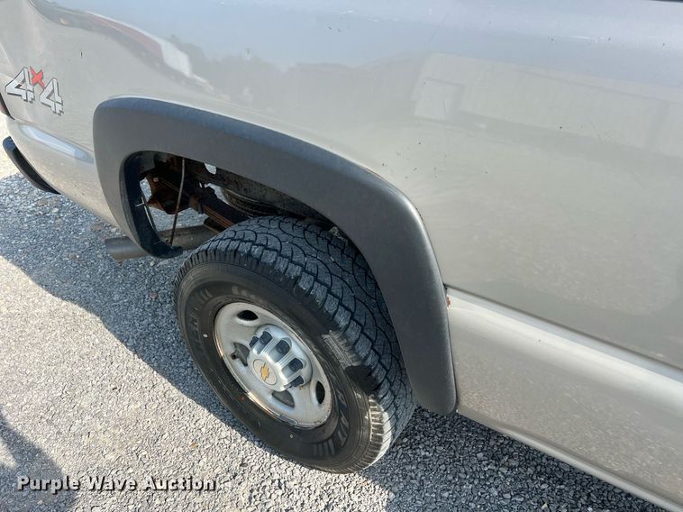 image for item DO2199 2004 Chevrolet Silverado 2500HD  pickup truck