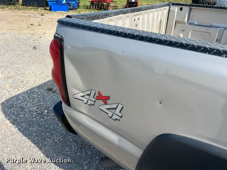 image for item DO2199 2004 Chevrolet Silverado 2500HD  pickup truck