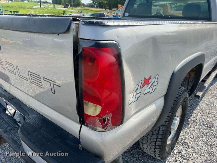image for item DO2199 2004 Chevrolet Silverado 2500HD  pickup truck