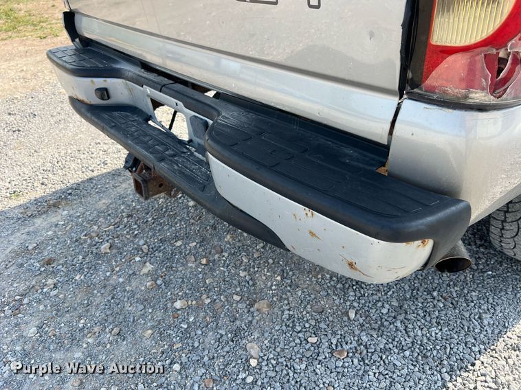 image for item DO2199 2004 Chevrolet Silverado 2500HD  pickup truck