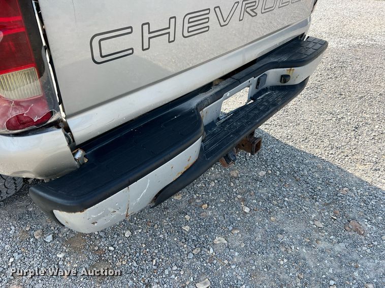 image for item DO2199 2004 Chevrolet Silverado 2500HD  pickup truck