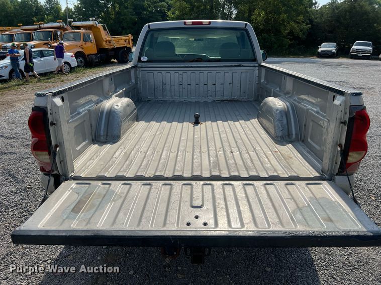 image for item DO2199 2004 Chevrolet Silverado 2500HD  pickup truck