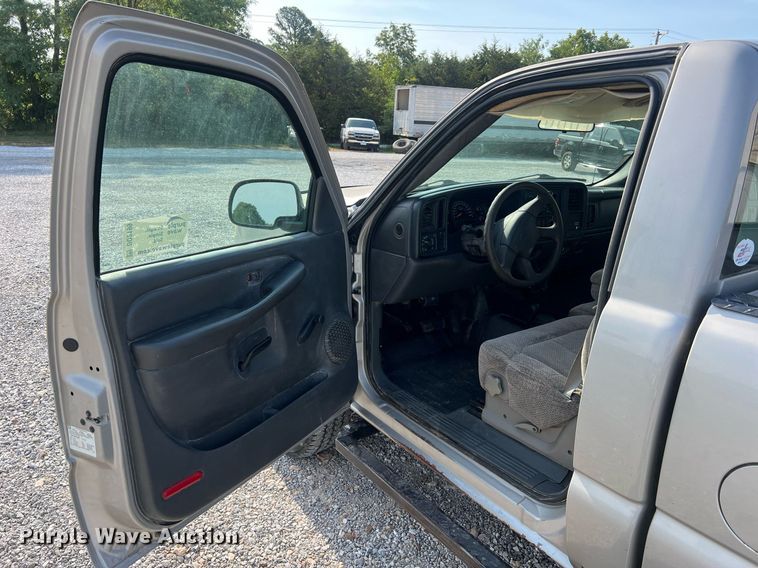 image for item DO2199 2004 Chevrolet Silverado 2500HD  pickup truck