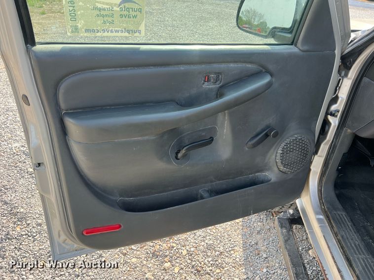 image for item DO2199 2004 Chevrolet Silverado 2500HD  pickup truck