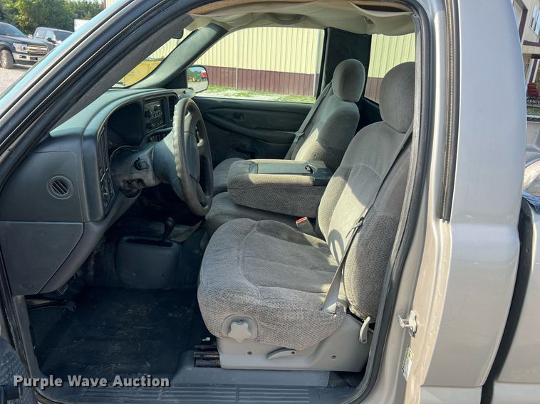 image for item DO2199 2004 Chevrolet Silverado 2500HD  pickup truck