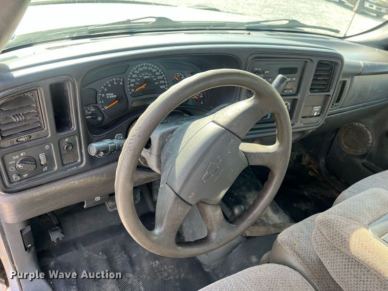 image for item DO2199 2004 Chevrolet Silverado 2500HD  pickup truck