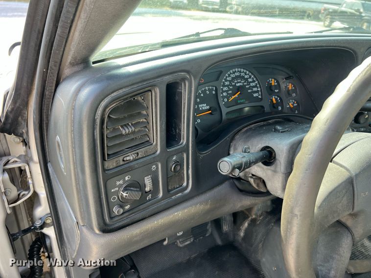 image for item DO2199 2004 Chevrolet Silverado 2500HD  pickup truck