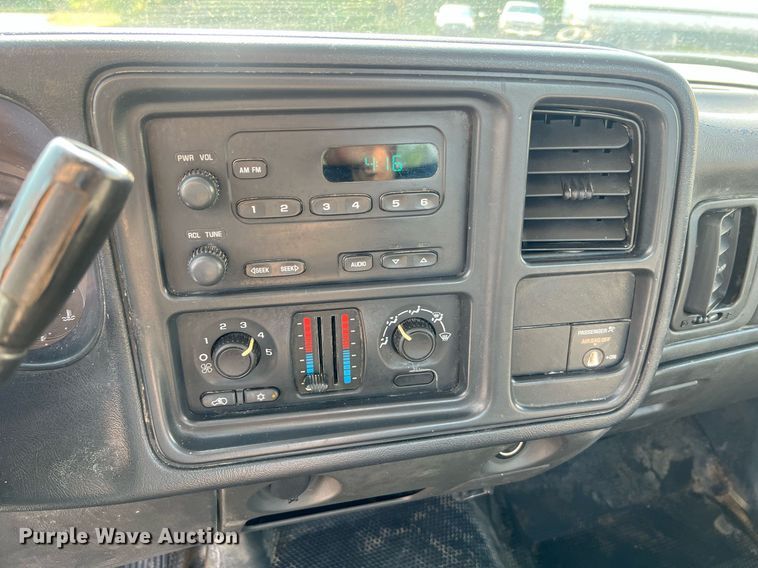 image for item DO2199 2004 Chevrolet Silverado 2500HD  pickup truck