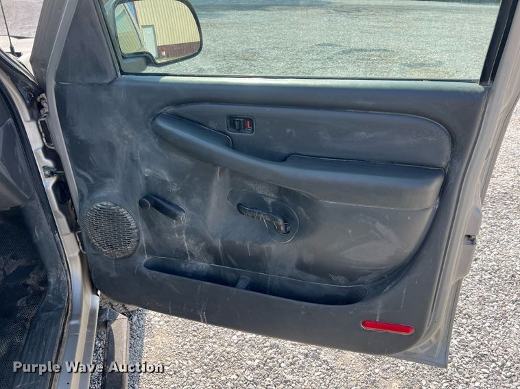 image for item DO2199 2004 Chevrolet Silverado 2500HD  pickup truck