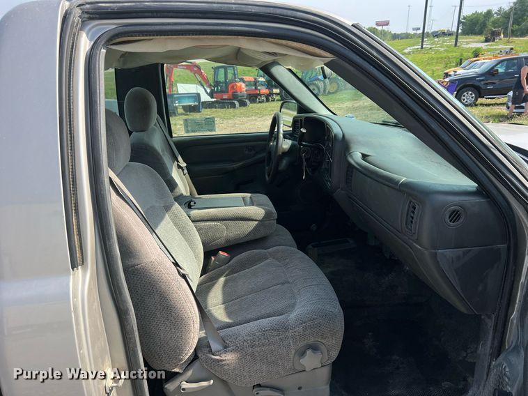 image for item DO2199 2004 Chevrolet Silverado 2500HD  pickup truck