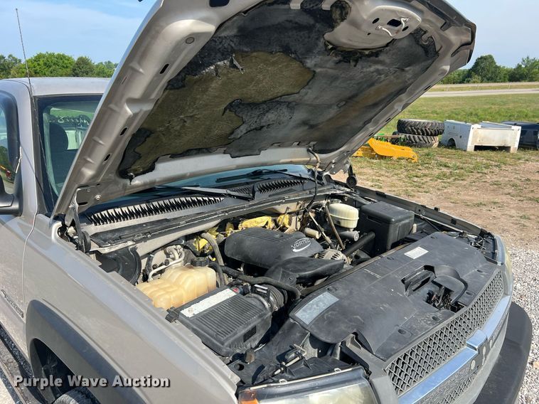 image for item DO2199 2004 Chevrolet Silverado 2500HD  pickup truck