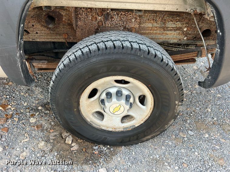 image for item DO2199 2004 Chevrolet Silverado 2500HD  pickup truck