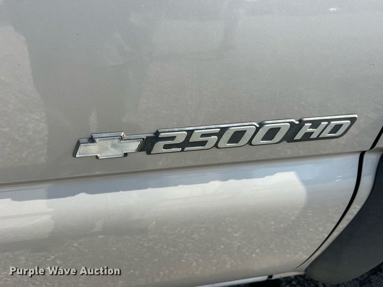 image for item DO2199 2004 Chevrolet Silverado 2500HD  pickup truck