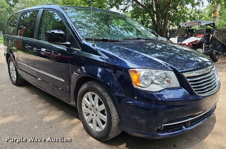 image for item DO2912 2016 Chrysler Town & Country  van