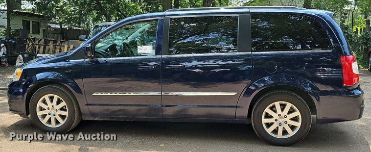 image for item DO2912 2016 Chrysler Town & Country  van