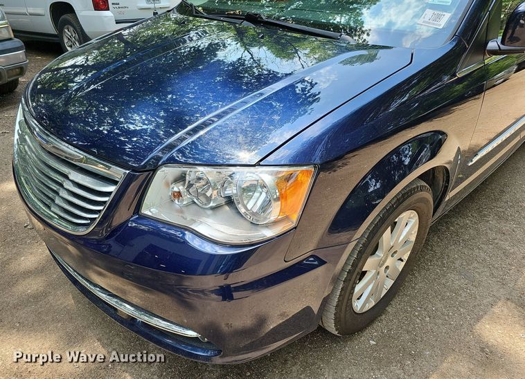 image for item DO2912 2016 Chrysler Town & Country  van