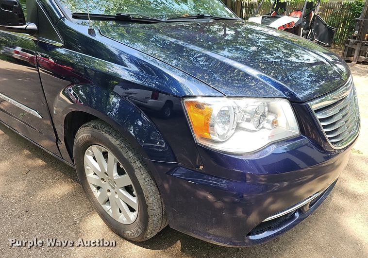 image for item DO2912 2016 Chrysler Town & Country  van