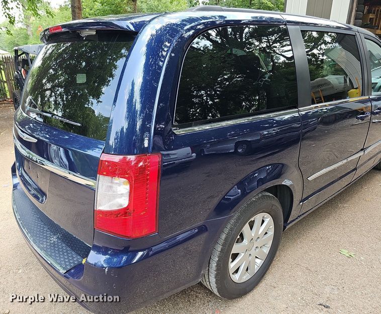 image for item DO2912 2016 Chrysler Town & Country  van