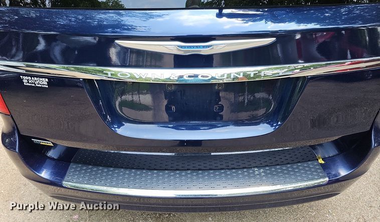 image for item DO2912 2016 Chrysler Town & Country  van