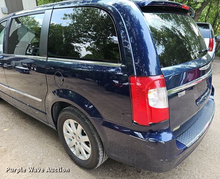 image for item DO2912 2016 Chrysler Town & Country  van