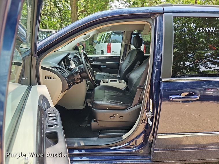 image for item DO2912 2016 Chrysler Town & Country  van