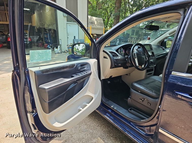 image for item DO2912 2016 Chrysler Town & Country  van