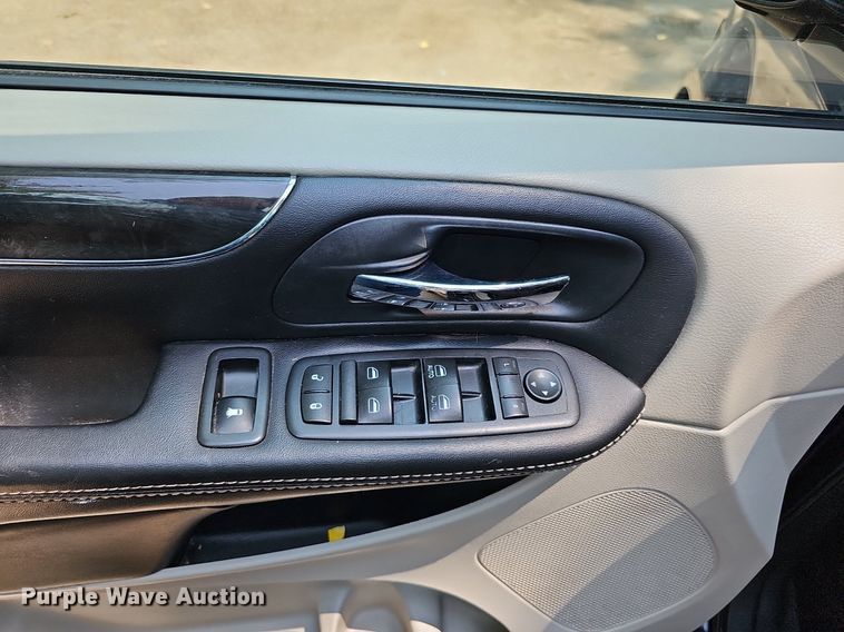 image for item DO2912 2016 Chrysler Town & Country  van