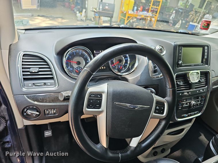 image for item DO2912 2016 Chrysler Town & Country  van