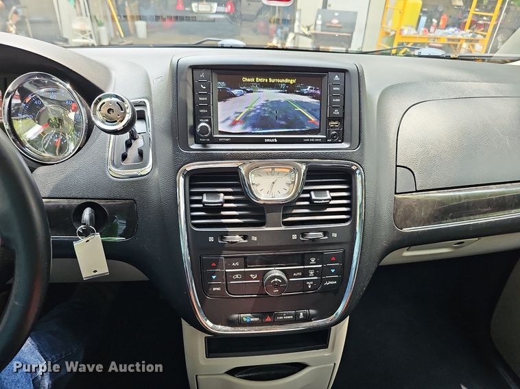 image for item DO2912 2016 Chrysler Town & Country  van