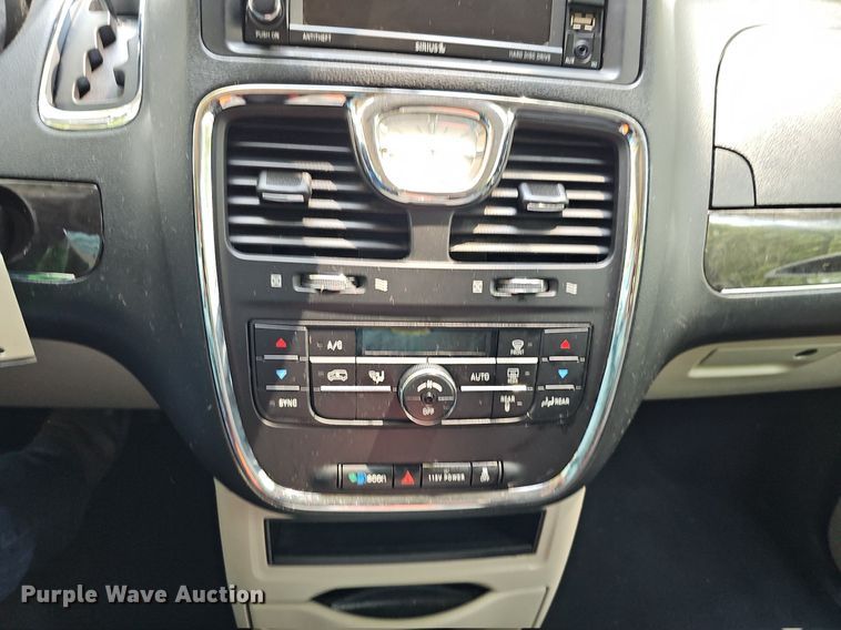 image for item DO2912 2016 Chrysler Town & Country  van