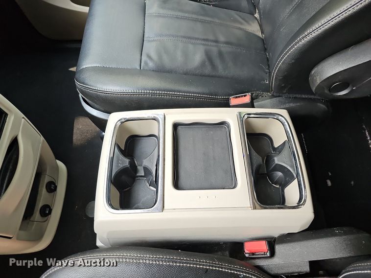 image for item DO2912 2016 Chrysler Town & Country  van