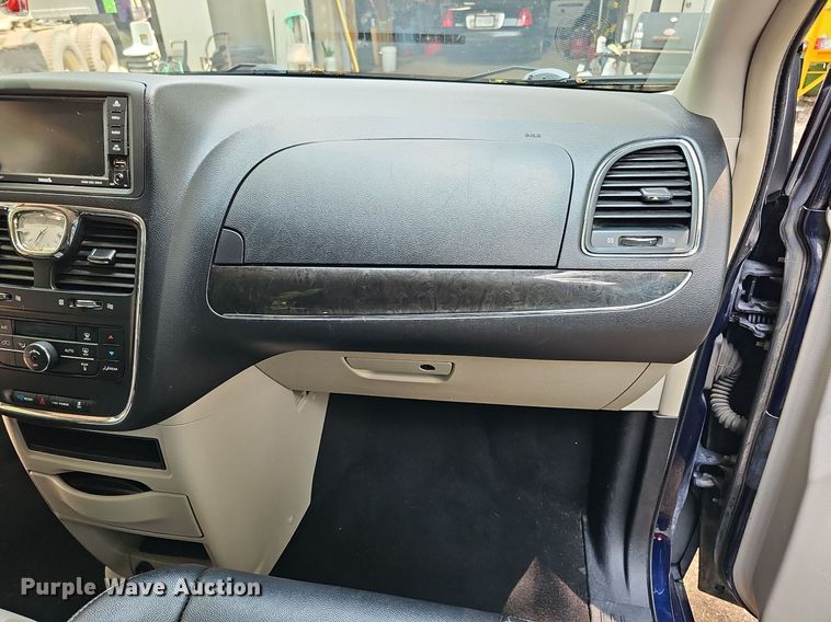 image for item DO2912 2016 Chrysler Town & Country  van