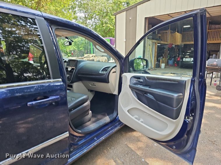 image for item DO2912 2016 Chrysler Town & Country  van