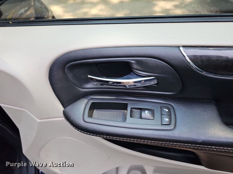 image for item DO2912 2016 Chrysler Town & Country  van