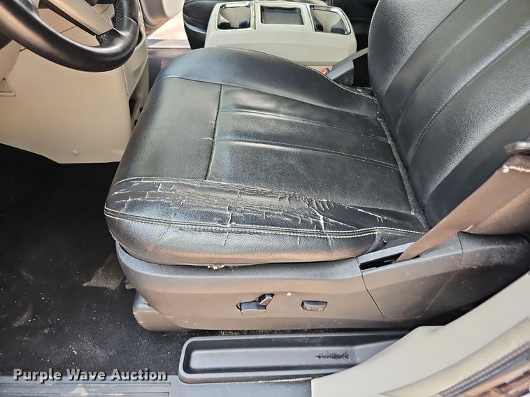 image for item DO2912 2016 Chrysler Town & Country  van