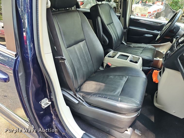 image for item DO2912 2016 Chrysler Town & Country  van